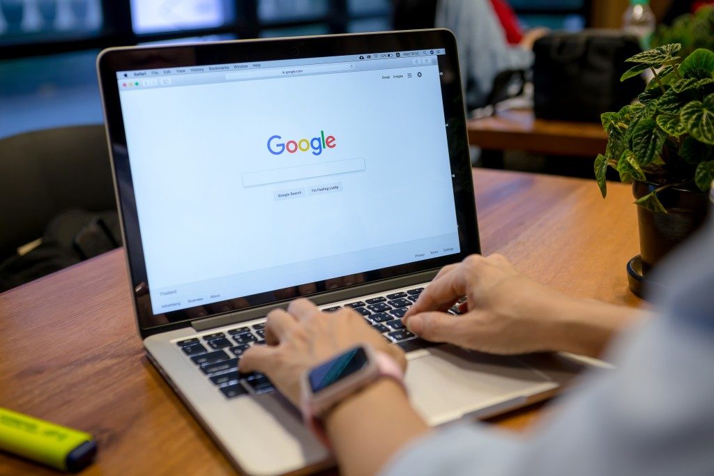 Laptop google search engine